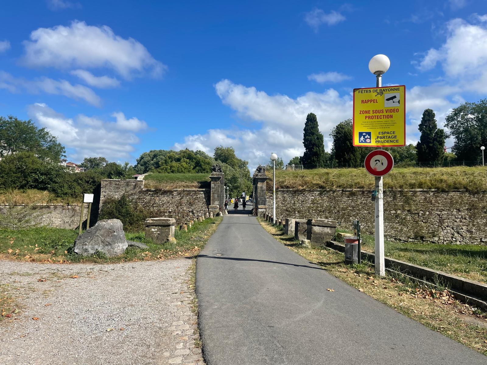 Giardini di Bayonne attorno alle mura medievali della città