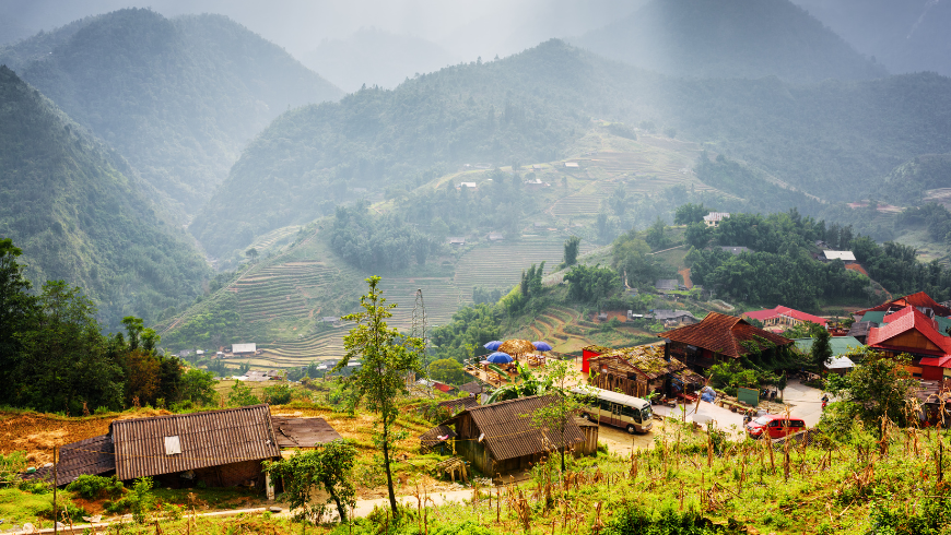 Pemandangan panorama desa Cat Cat di dataran tinggi distrik Sapa, provinsi Lao Cai, Vietnam.