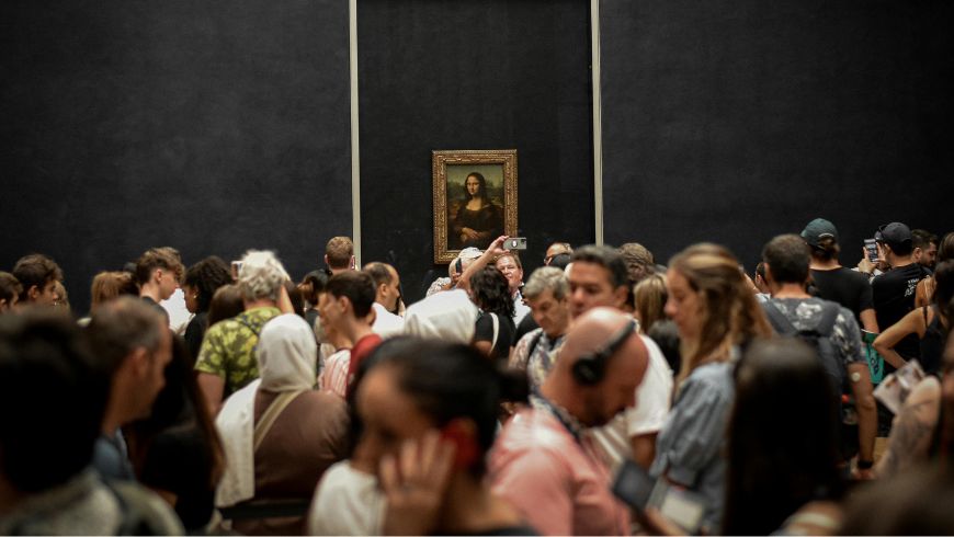 Calca di persone davanti al quadro della Monnalisa di Leonardo da Vinci al Museo Louvre di Parigi