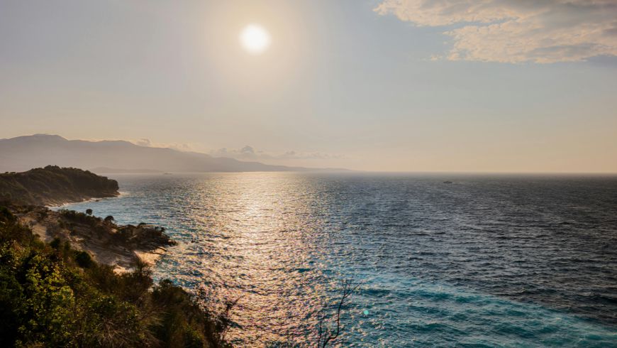 Pemandangan pantai Albania saat matahari terbenam