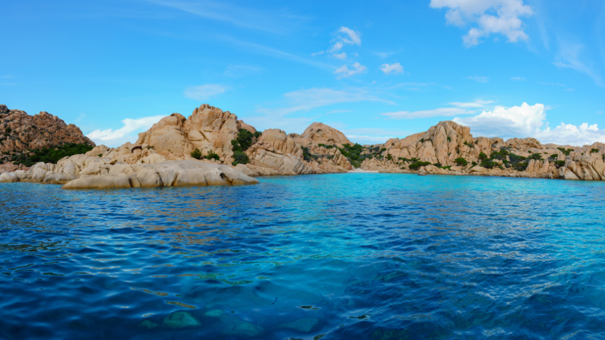 costa della sardegna dalla barca