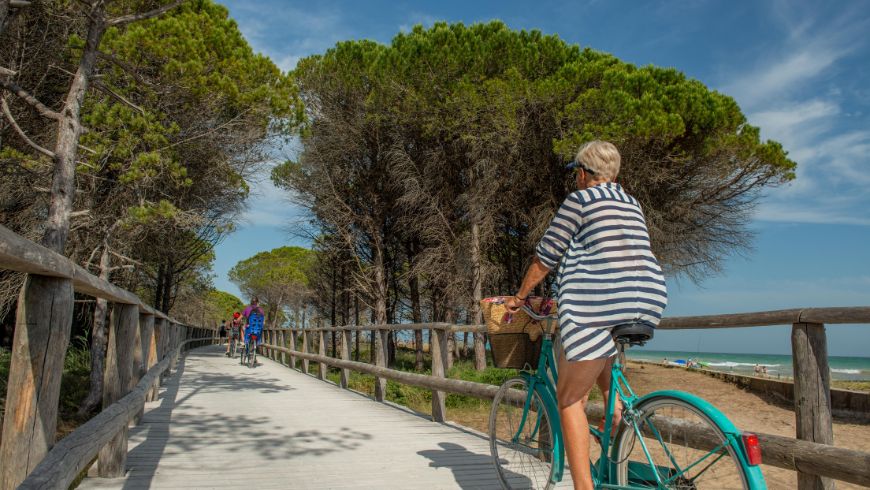 Bersepeda di sepanjang pinggir laut, bergerak secara berkelanjutan di Albania