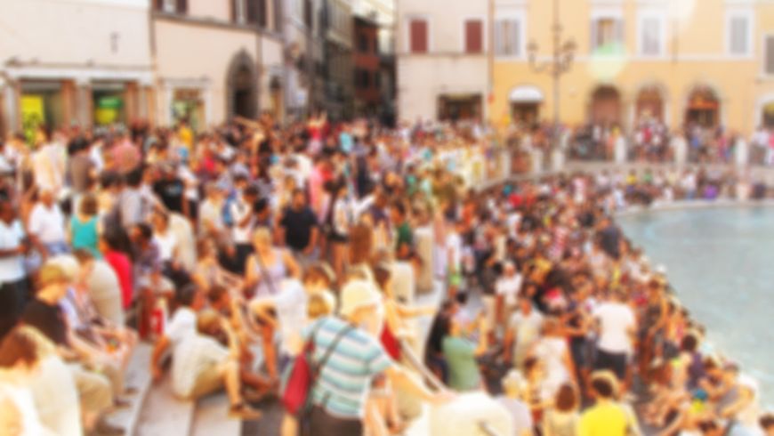 Folla di turisti alla Fontana di Trevi, Roma