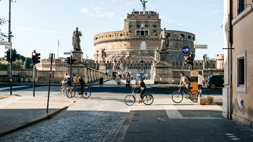 Orang-orang bersepeda di depan Castel Sant'Angelo di Roma