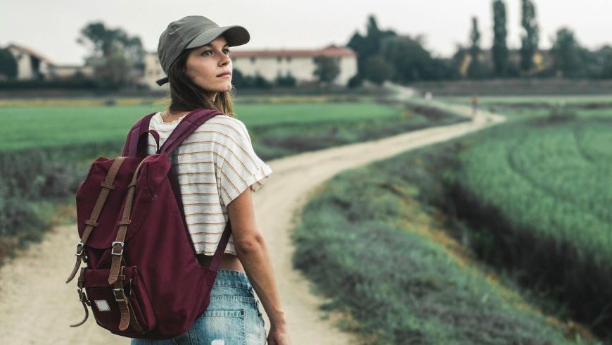 ragazza che esplora la natura con occhi nuovi nella sua vacanza a casa