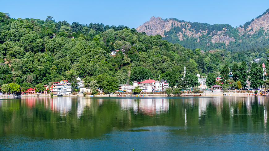Naini Lake, nello sfondo il  tempio di Naina Devi