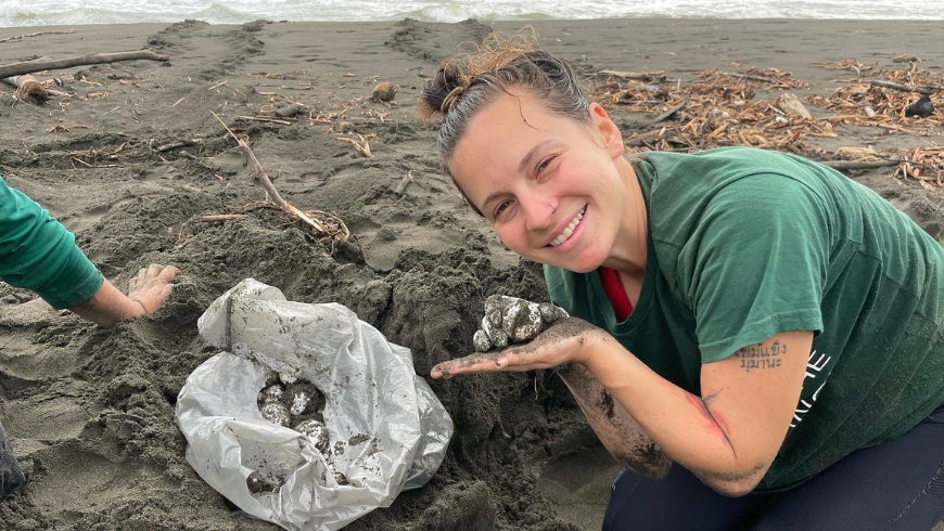Volontario che lavora con il Turtle Love Project Costa Rica