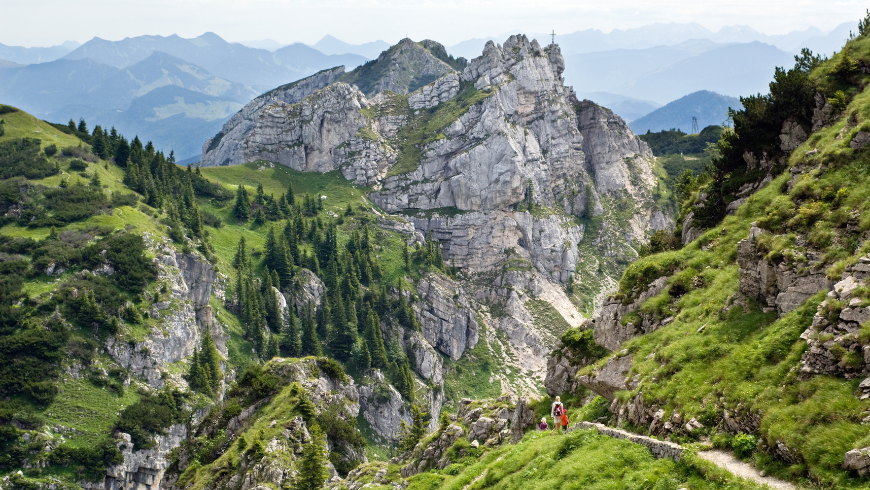 Viaggiatore che cammina lungo un sentiero nelle Alpi Bavaresi, Germania