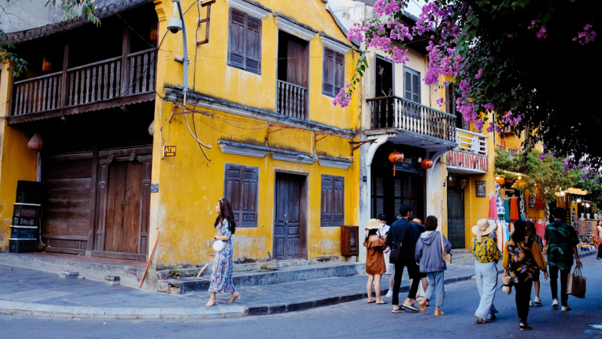 Persone che camminano nel centro storico di Hoi An