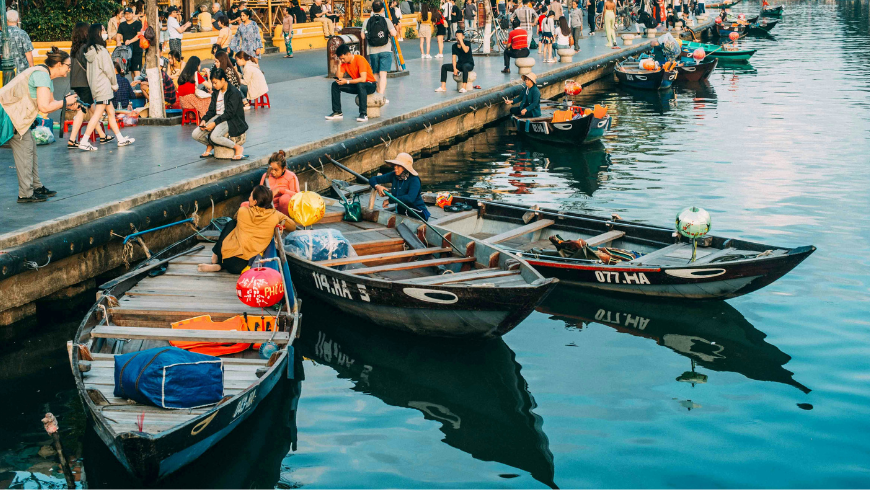 Barche locali sul fiume Thu Bon