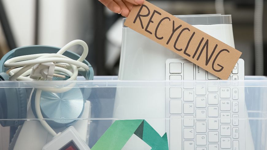 rifiuti elettronici e apparecchiature elettriche da conferire alla raccolta differenziata, come computer, tastiere e cuffie