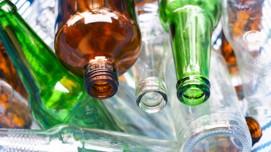 Bottiglie e barattoli di vetro puliti e vuoti per la raccolta differenziata dei rifiuti domestici
