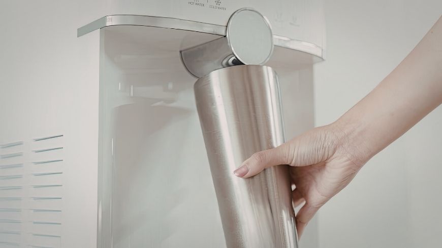 riepire la borraccia per evitare bottiglie di plastica