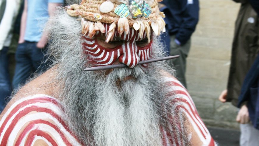 Cerimonia tradizionale tra gli aborigeni australiani: un anziano Ngarrindjeri, durante una cerimonia del fumo