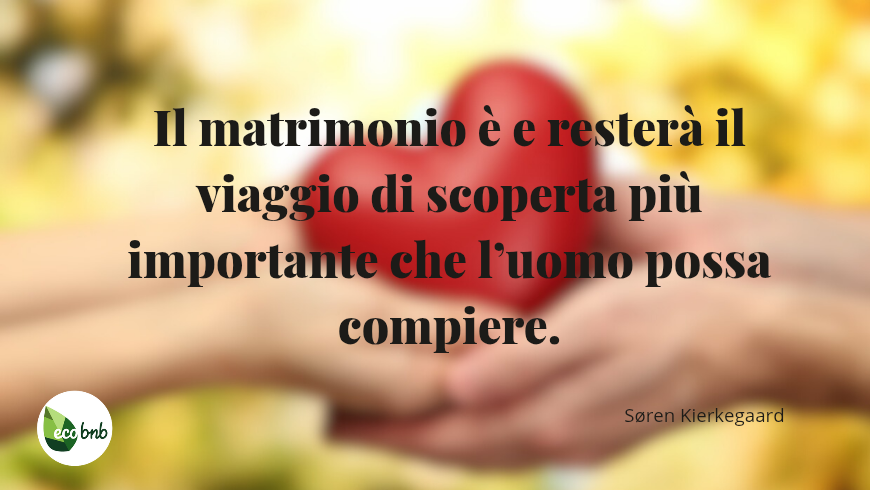Due braccia che si uniscono per sostenere un cuore rosso accompagnano la frase:
“Il matrimonio è e resterà il viaggio di scoperta più importante che l’uomo possa compiere.”
Un’immagine simbolica che racconta il matrimonio come un cammino condiviso, fatto di crescita, scoperta e amore che si rinnova giorno dopo giorno.