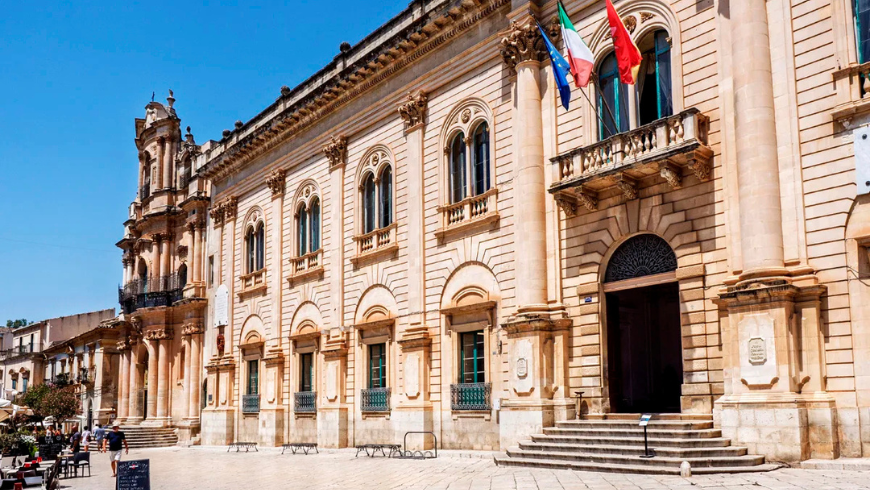 facciata frontale del Municipio di Scicli