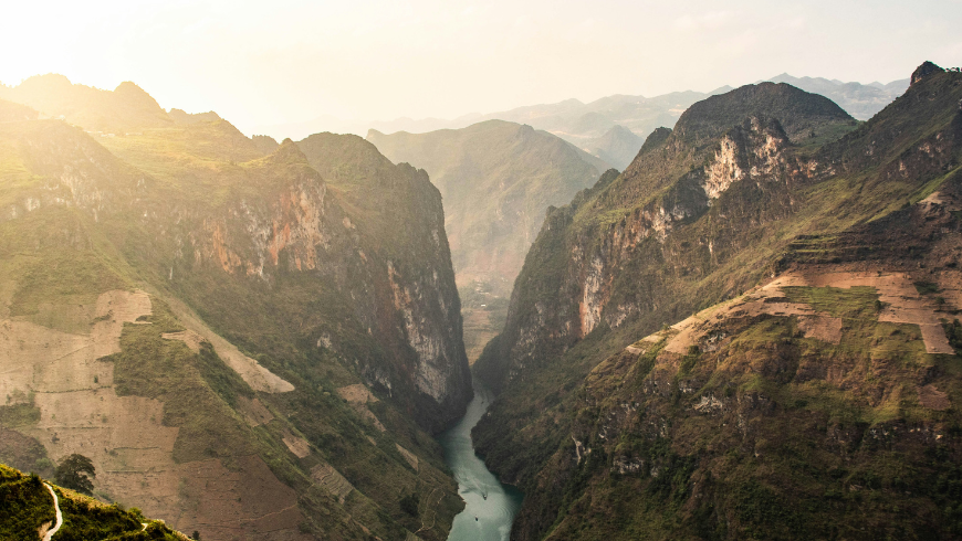 Vista panoramica del canyon e del fiume Nho Que lungo l'Ha Giang Loop in Vietnam