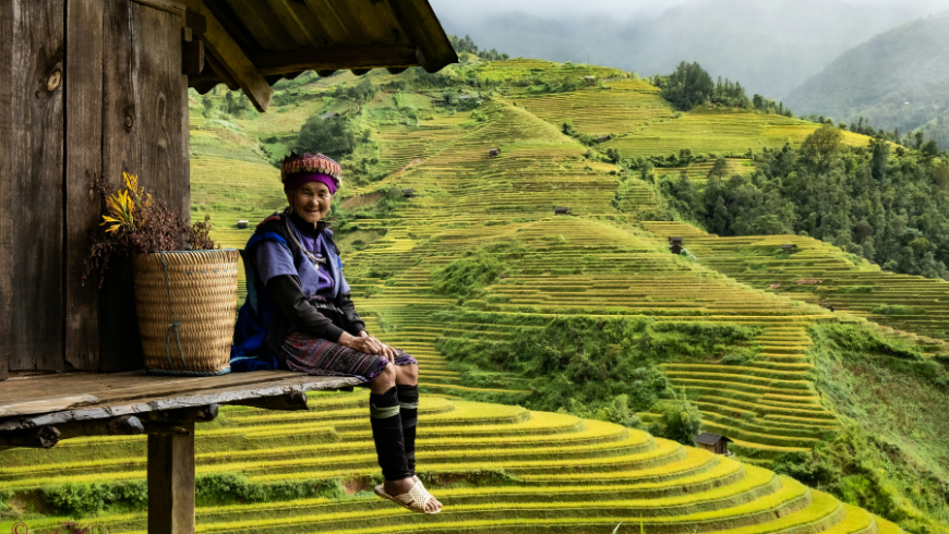 Donna locale nelle risaie terrazzate di Sa Pa, Vietnam, esempio di slow travel