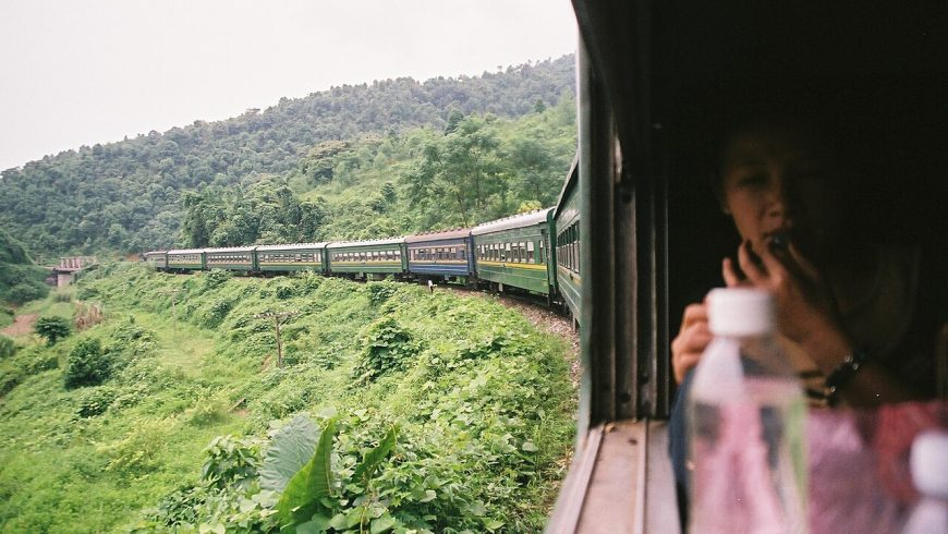 Treno Reunification Express che attraversa il Vietnam, esempio di slow travel sostenibile.