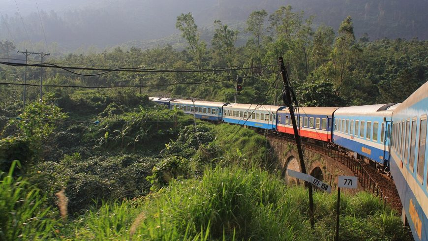 Reunification Express in viaggio tra la natura del Vietnam, esempio di slow travel.