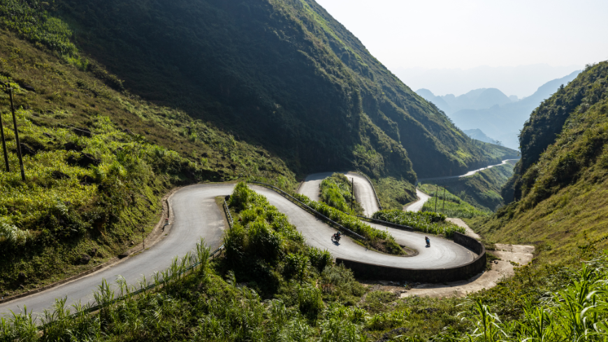 Strada tortuosa dell'Ha Giang Loop tra le montagne del Vietnam.