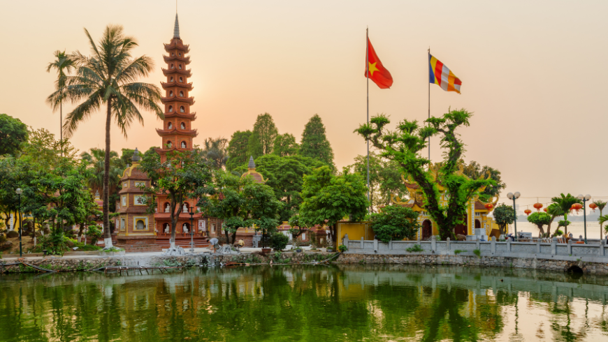 Pagoda Tran Quoc ad Hanoi sul lago, simbolo spiritual del Vietnam.