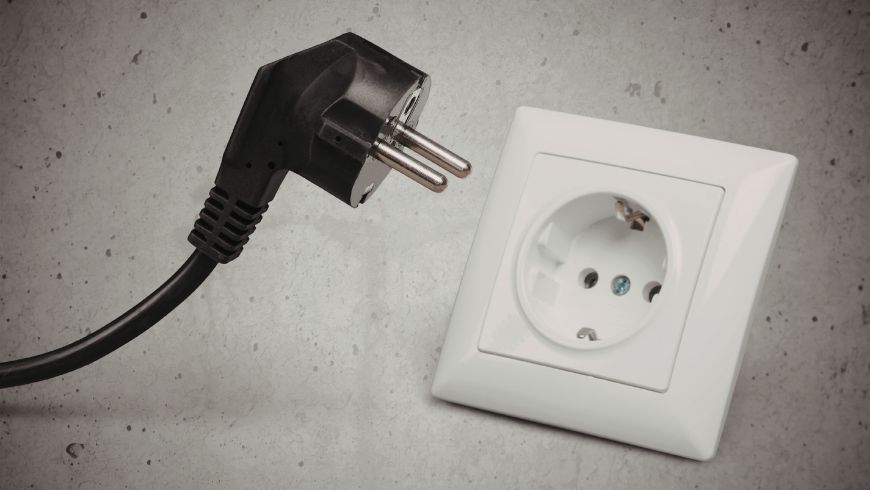 presa elettrica shuko come prima soluzione per la ricarica di un veicolo elettrico