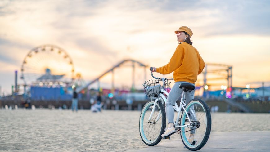 Los Angeles, Santa Monica, ragazza in bicicletta vicino al molo