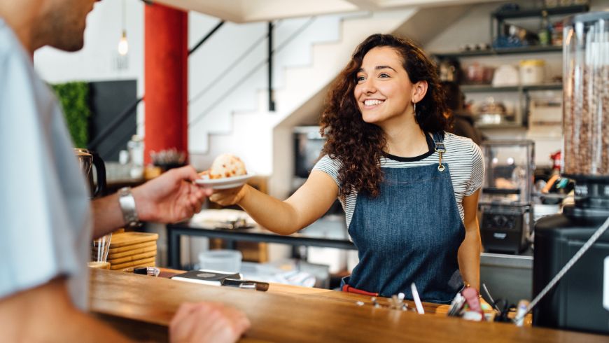 Turista che parla con una barista locale