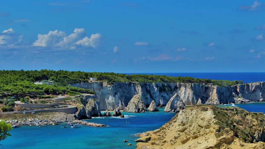 Veduta panoramica del Gargano, caratterizzata da un paesaggio naturale con costa, vegetazione mediterranea e mare. L’immagine mette in evidenza la bellezza del territorio e il suo valore turistico e ambientale.