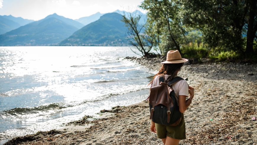 Solo trip: ragazza che cammina da sola su una spiaggia