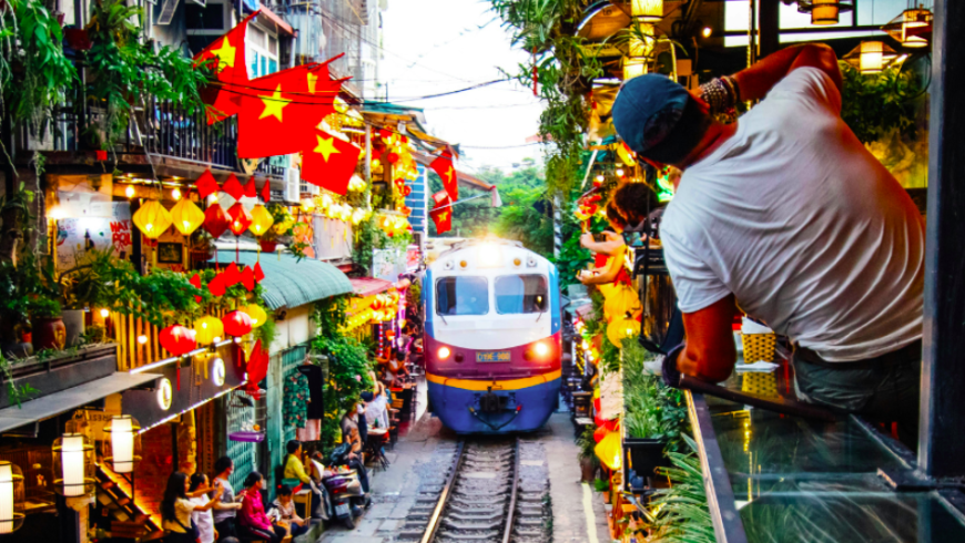 Linea ferroviaria ad Hanoi, Vietnam, che passa tra le case e i negozi locali. 