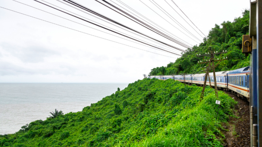 Vista di un paesaggio naturale marittimo dal treno in Vietnam.