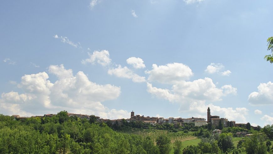 Montechiaro d’Asti, vista del paese e del campanile.