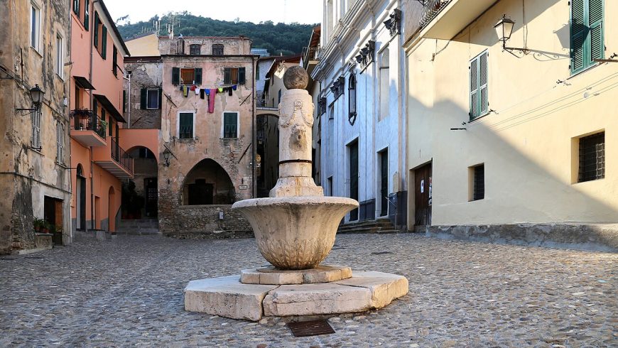 Piazza IV Novembre nel centro storico di Taggia, Liguria