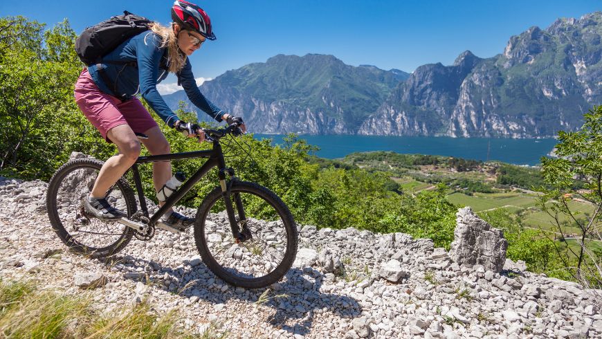 Ragazza in ebike sul lago di Garda