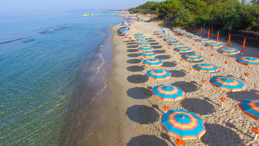 Foto di una spiaggia con ombrelloni