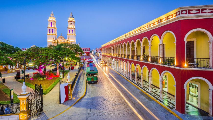 Vista della città di Campeche, in Messico, con edifici coloniali colorati e il centro storico affacciato sul mare.