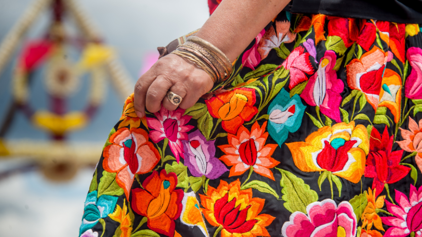 Gonna ricamata con motivi tradizionali messicani, indossata durante la Guelaguetza a Oaxaca, in Messico.