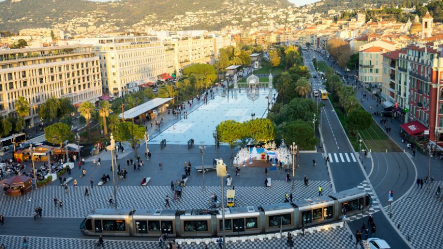 Vista dall’alto della Promenade du Paillon a Nizza, con spazi verdi, alberi e fontane nel centro città.