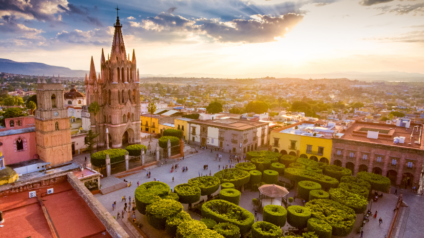 San Miguel de Allende, vista dall'alto della cattedrale, parco verde e ampia area pedonale