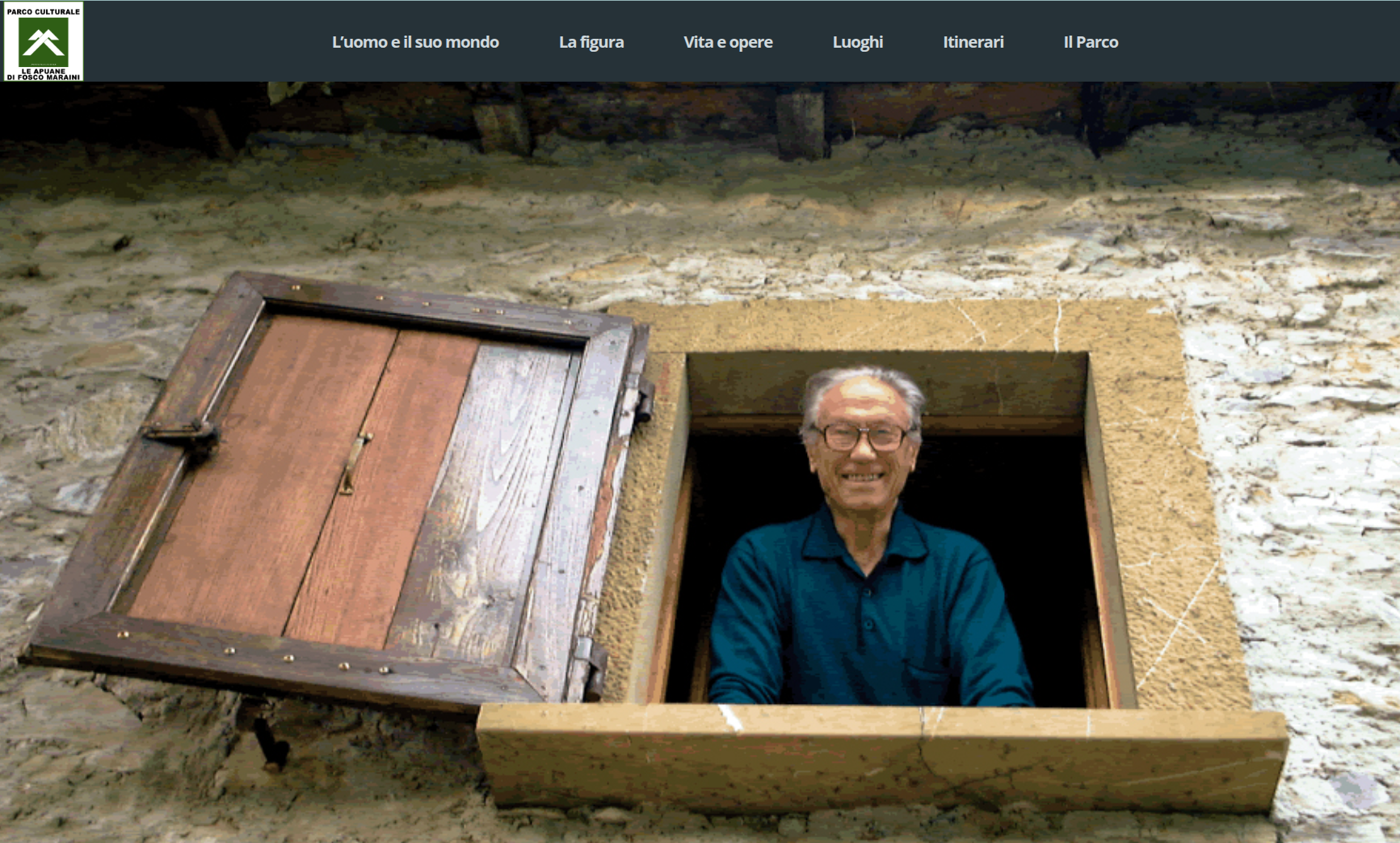 Fosco Maraini fotografato da una finestra della sua casa di Pasquigliora, diventata casa museo