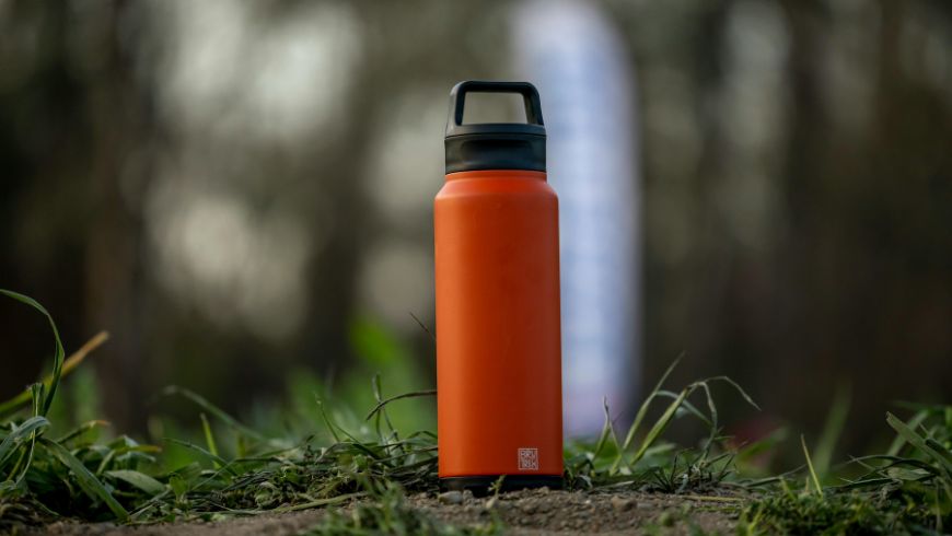 borraccia in montagna per evitare rifiuti di plastica