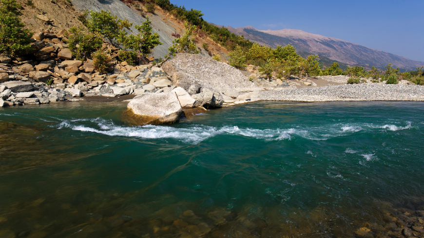 Acqua limpida del fiume Vjosa, Albania