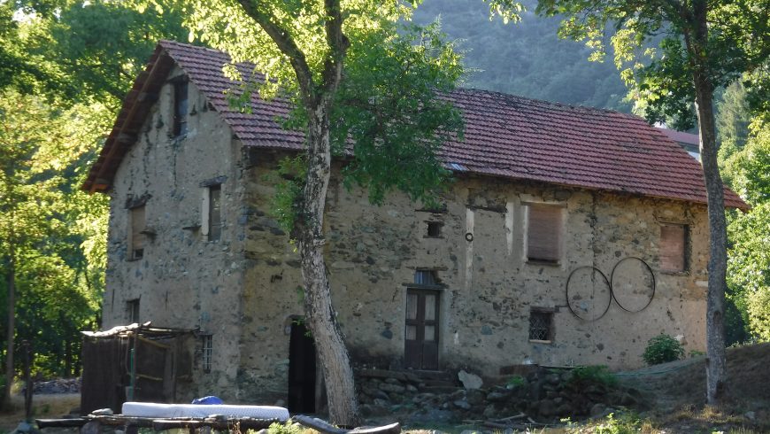 Antico mulino di pietra in liguria