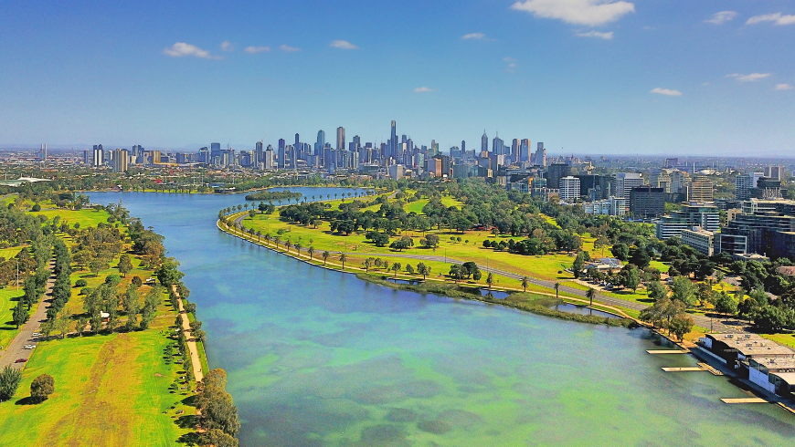 Lo skyline di Melbourne e il lago di Albert Park