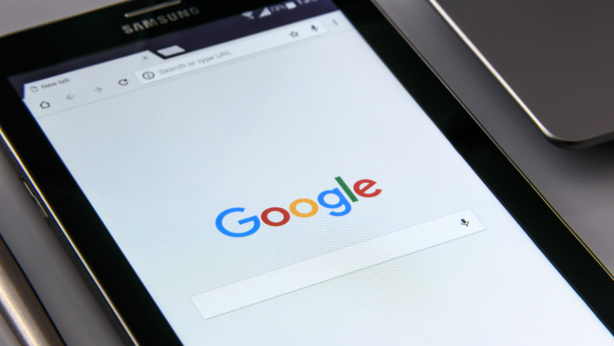 Smartphone connesso a Internet tramite rete mobile, simbolo della comunicazione digitale.