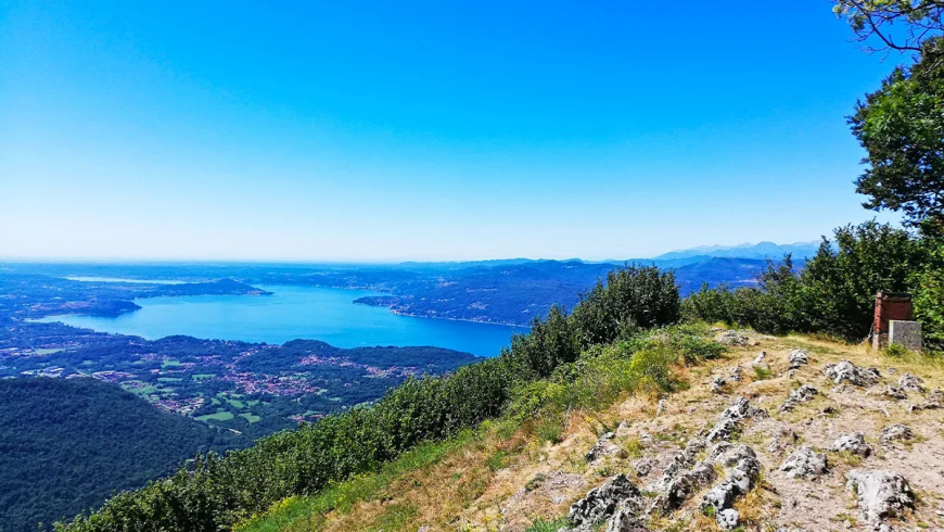 Sentieri escursionistici e viste panoramiche sopra il Lago Maggiore vicino a Laveno-Mombello