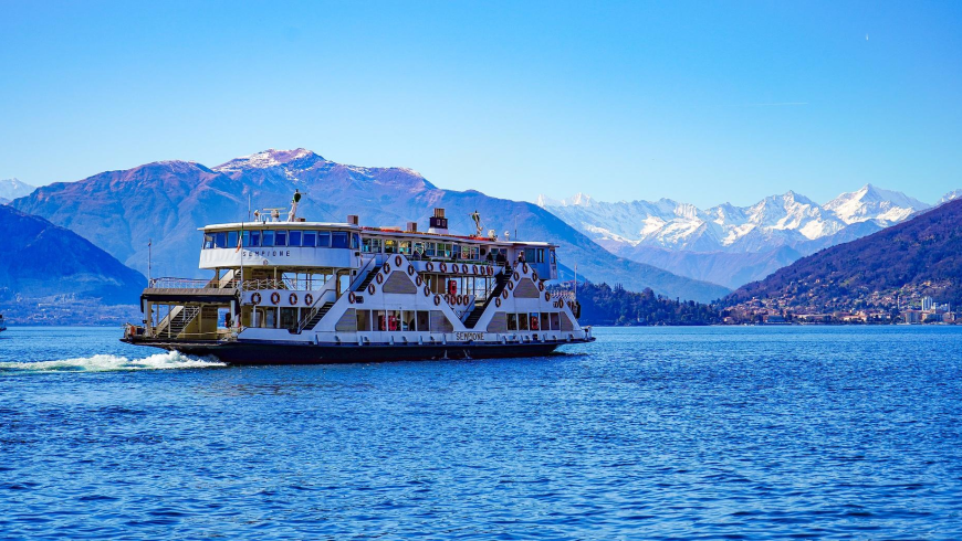 Traghetto sul Lago Maggiore che collega le località intorno a Laveno-Mombello.