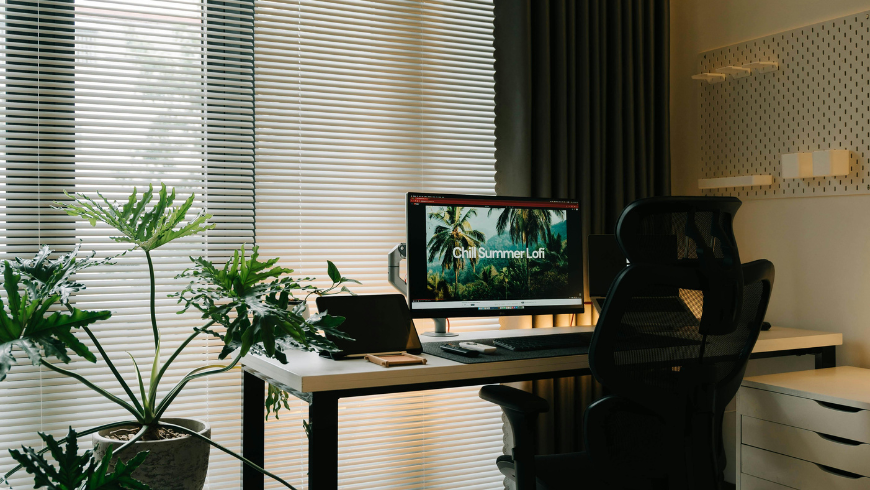 postazione in hotel con computer e tecnologia a disposizione dell'ospite